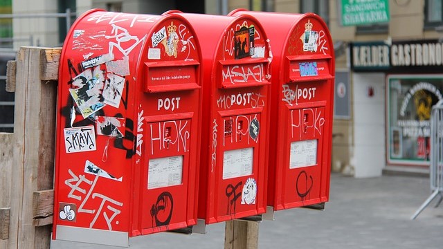 Drei rote amerikanische Postkästen
